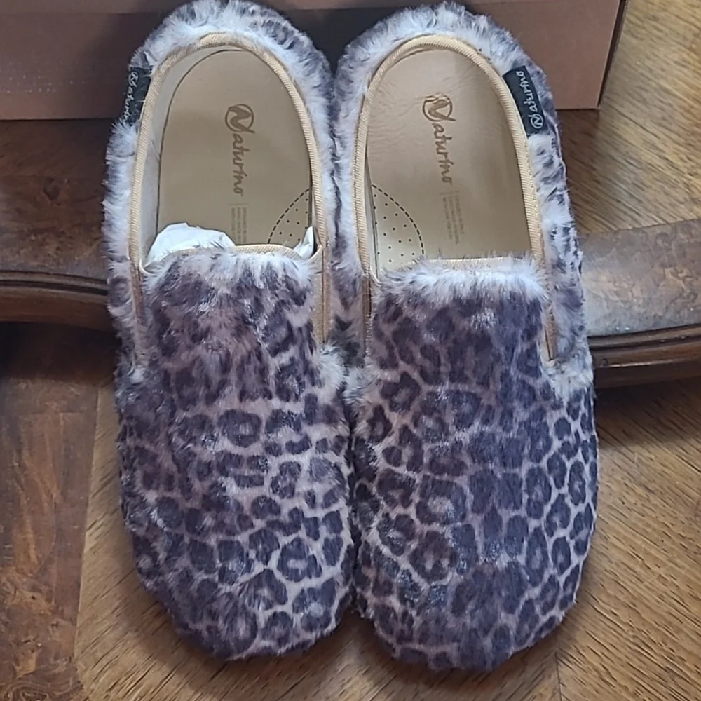 New in box! Naturino Manx Kids 34 size 3 faux fur leopard print warm slippers